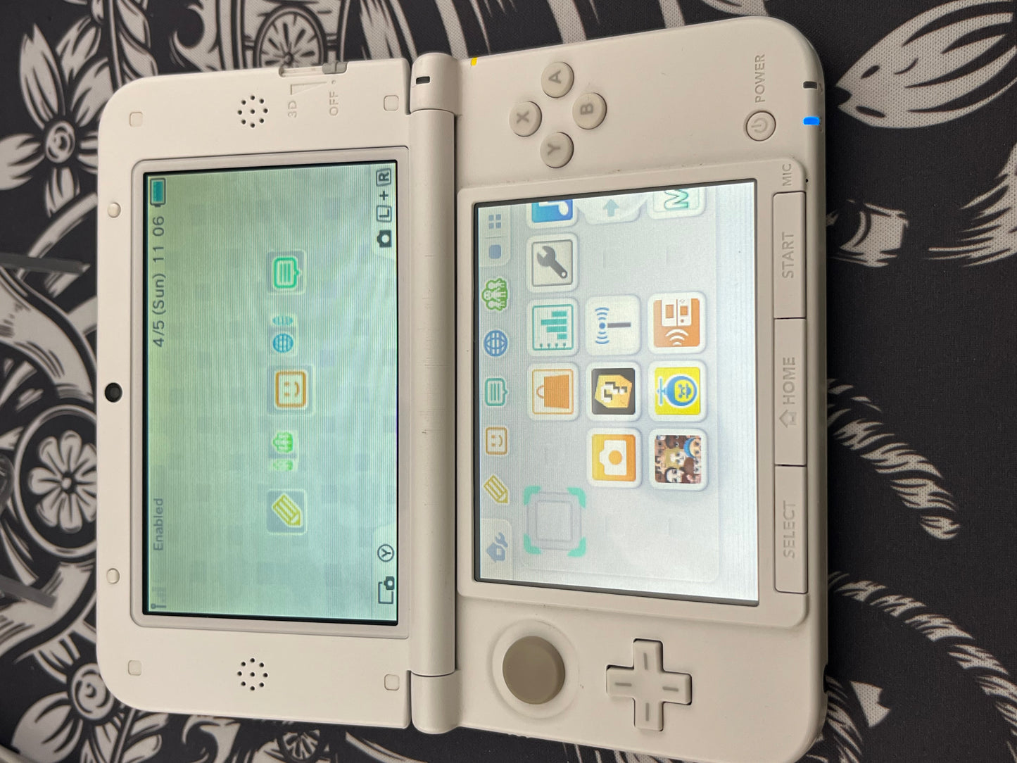 Nintendo 3DS XL Yoshi Special Edition Green White Handheld Console w/ Charger (small hinge crack)