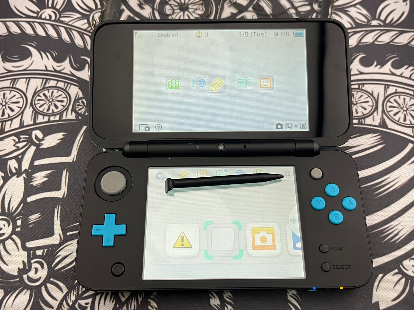 Pikachu Shell Turquoise Nintendo 2DS Xl + 1 Game