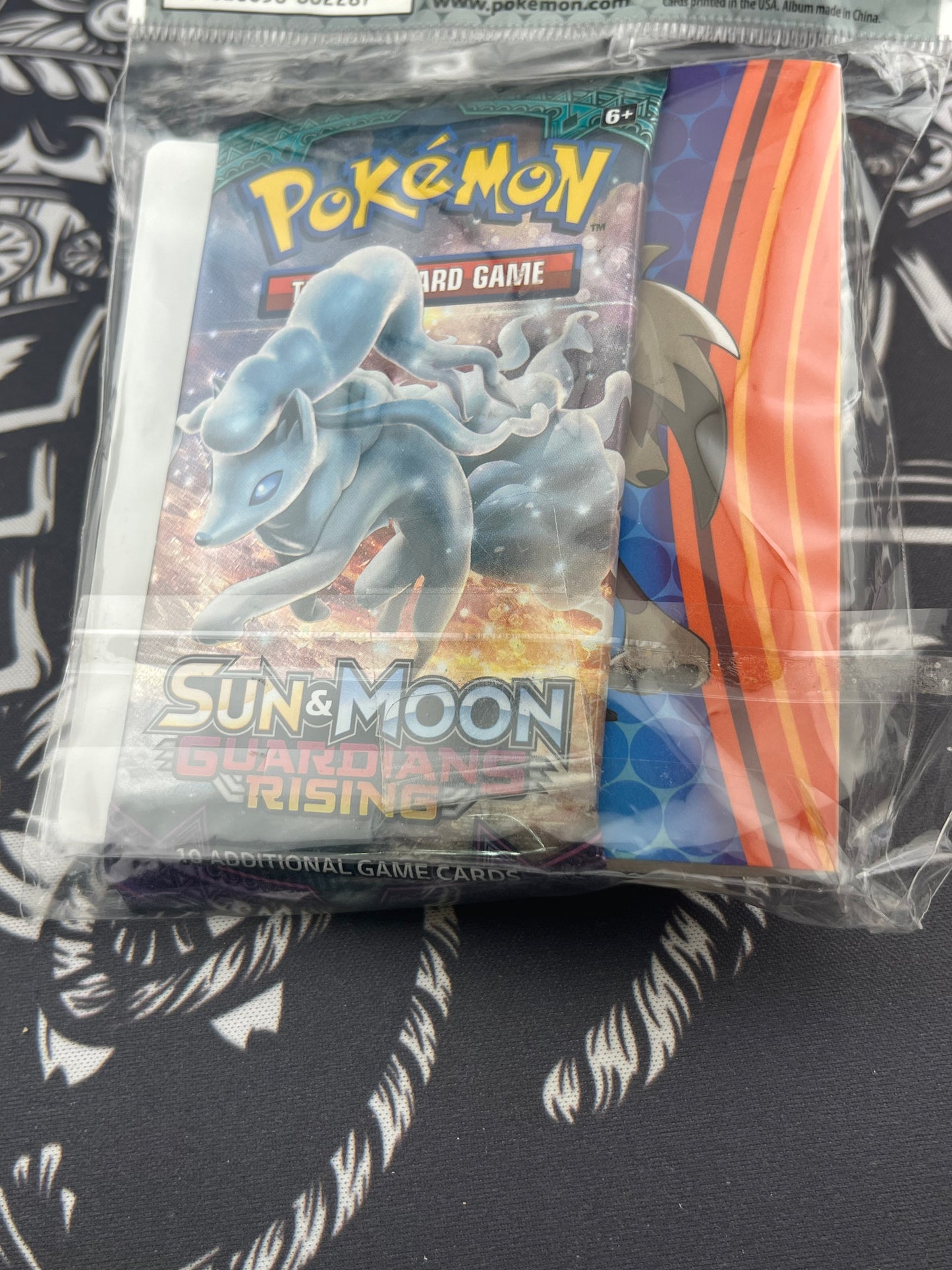 Collector’s album (mini binder plus 1 booster pack)