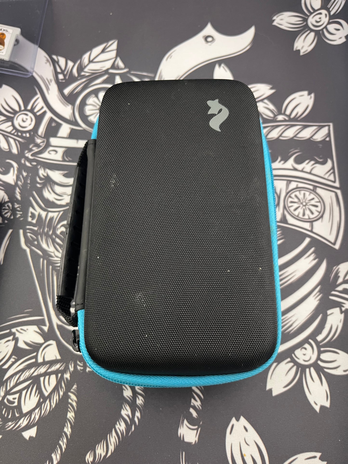 Turquoise Nintendo 2DS XL + travel case + one game