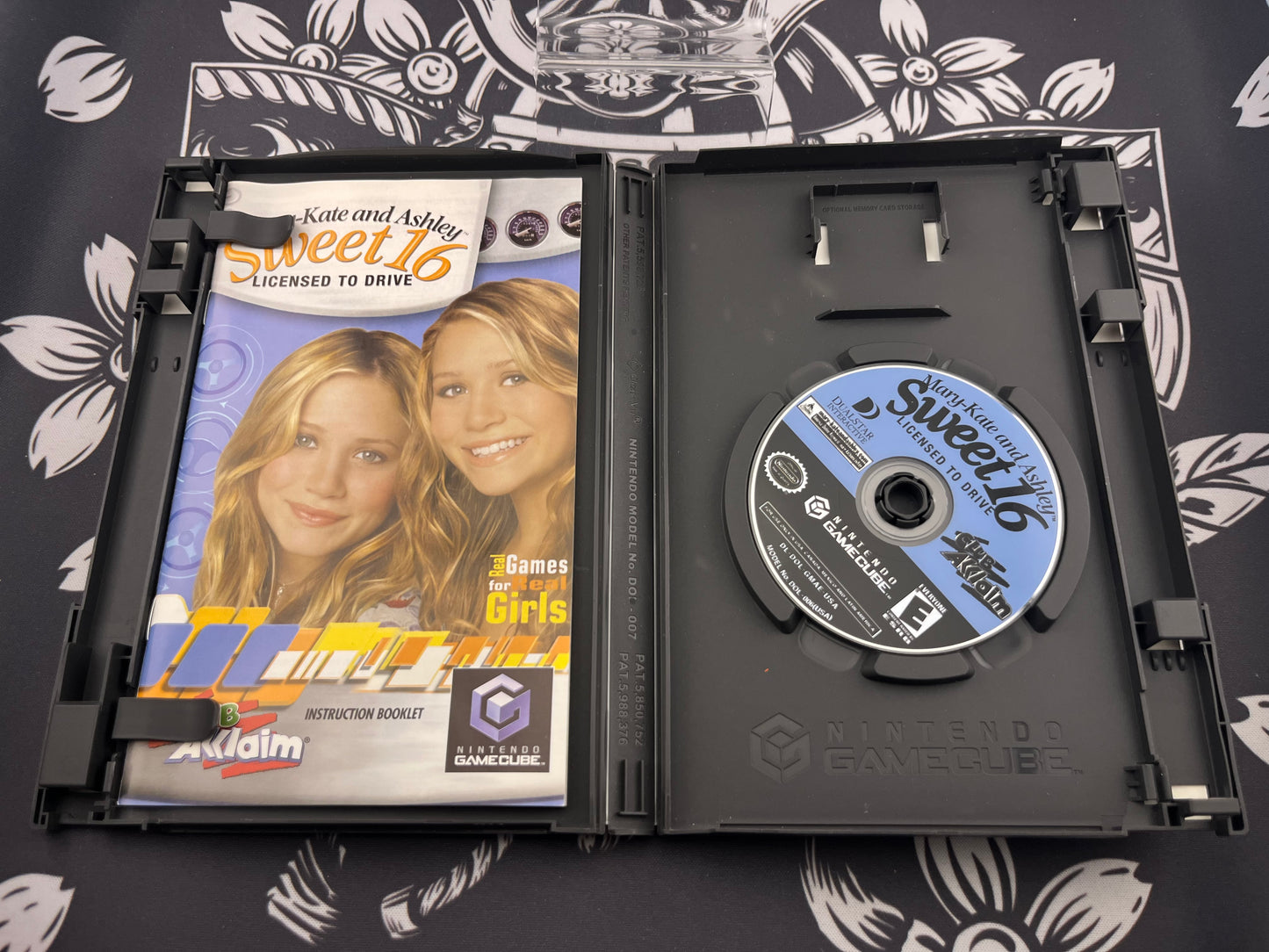 Mary-Kate and Ashley Sweet 16 Licensed to Drive GameCube CIB