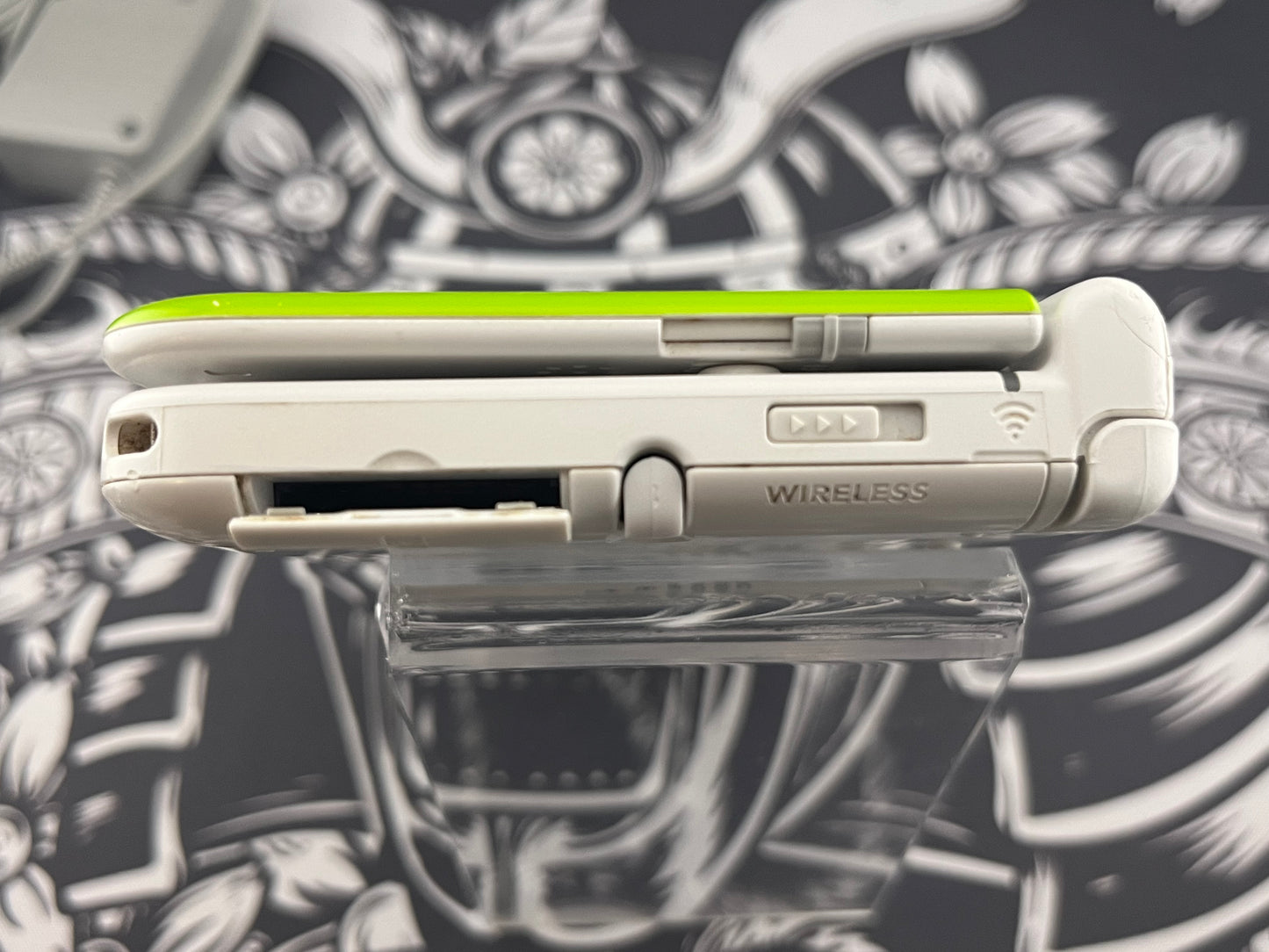 Nintendo 3DS XL Yoshi Special Edition Green White Handheld Console w/ Charger (small hinge crack)