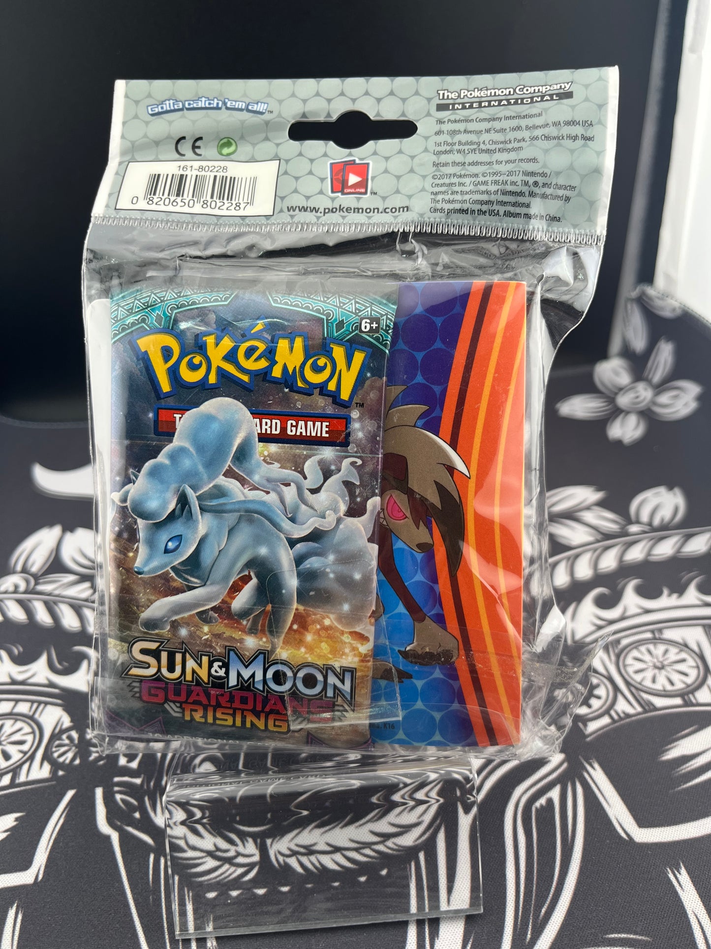 Collector’s album (mini binder plus 1 booster pack)