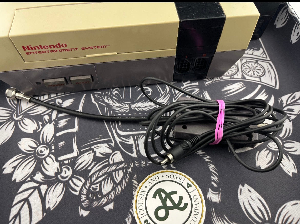 Nintendo Entertainment System NES NES-001 Console - cables + 2 controllers