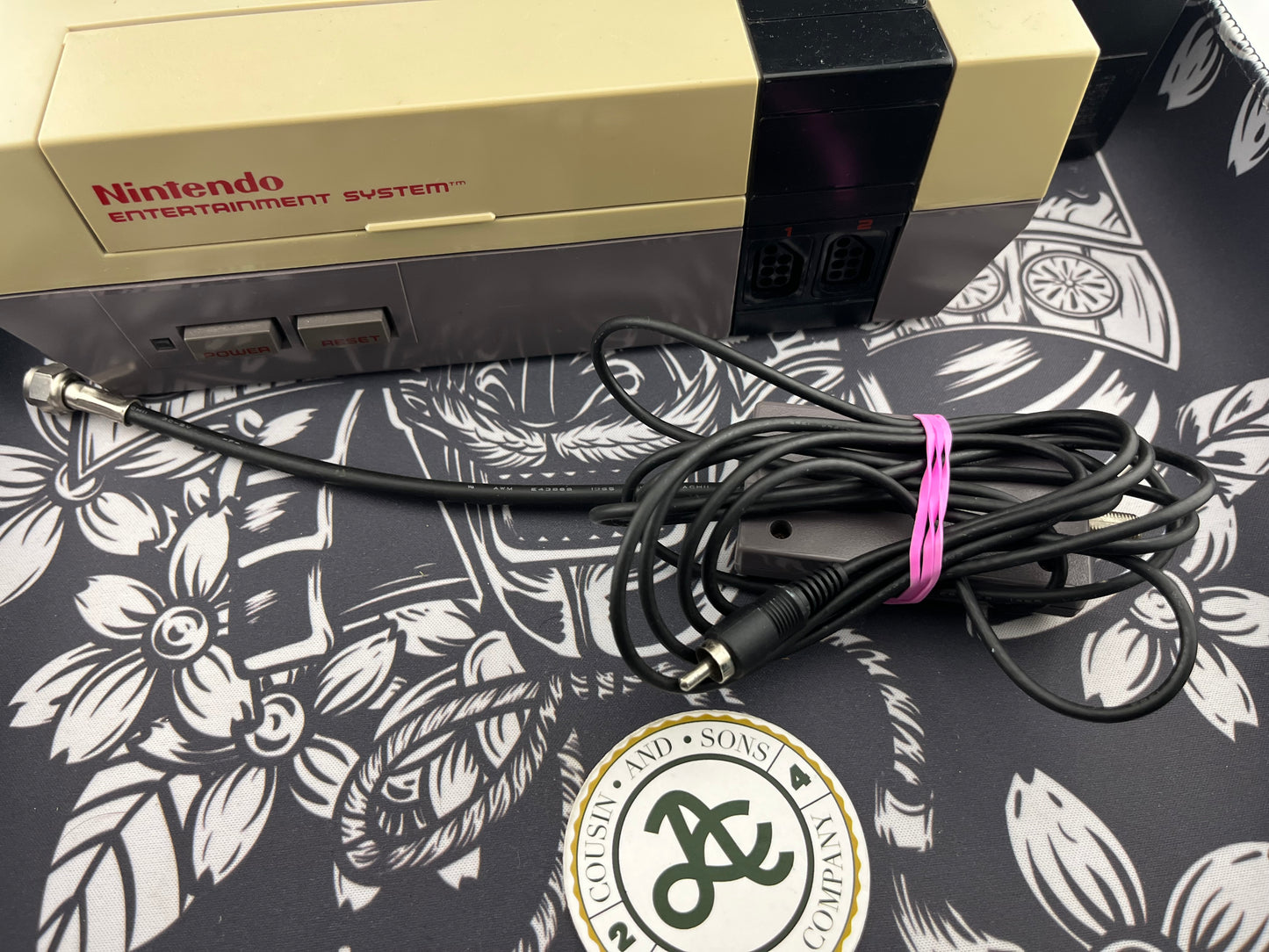 Nintendo Entertainment System NES NES-001 Console - cables + 2 controllers