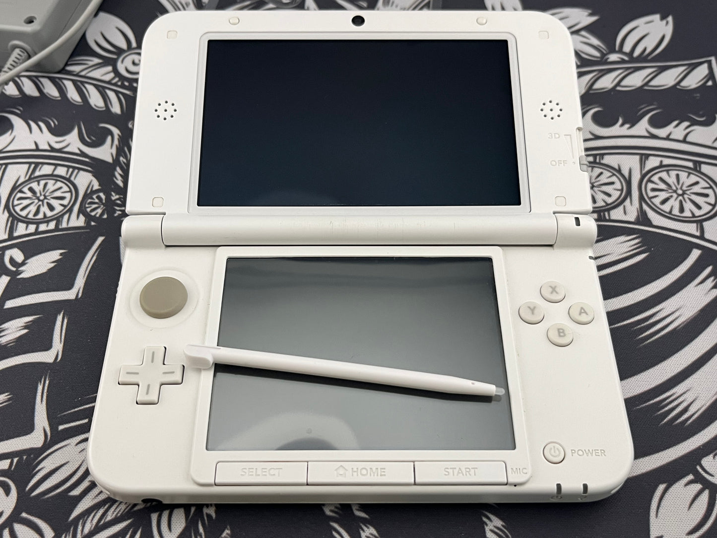 Nintendo 3DS XL Yoshi Special Edition Green White Handheld Console w/ Charger (small hinge crack)