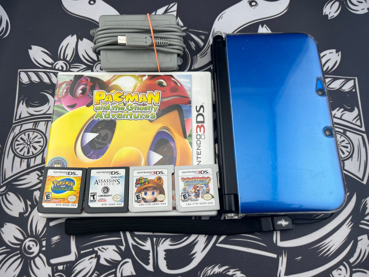 Black and Blue 3DS XL Loose with 5 Games