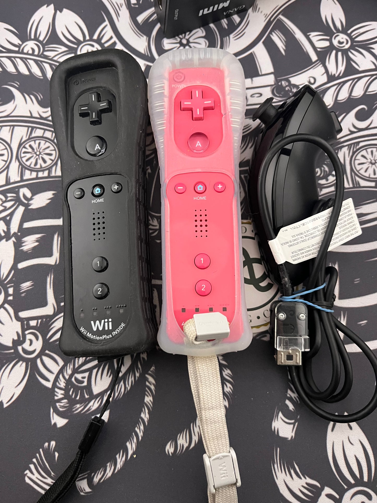 Nintendo Wii RVL-101 USA Black +2  Controllers + 2 Games