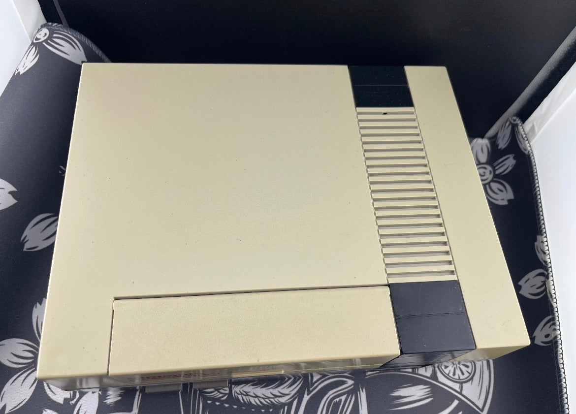 Nintendo Entertainment System NES NES-001 Console - cables + 2 controllers