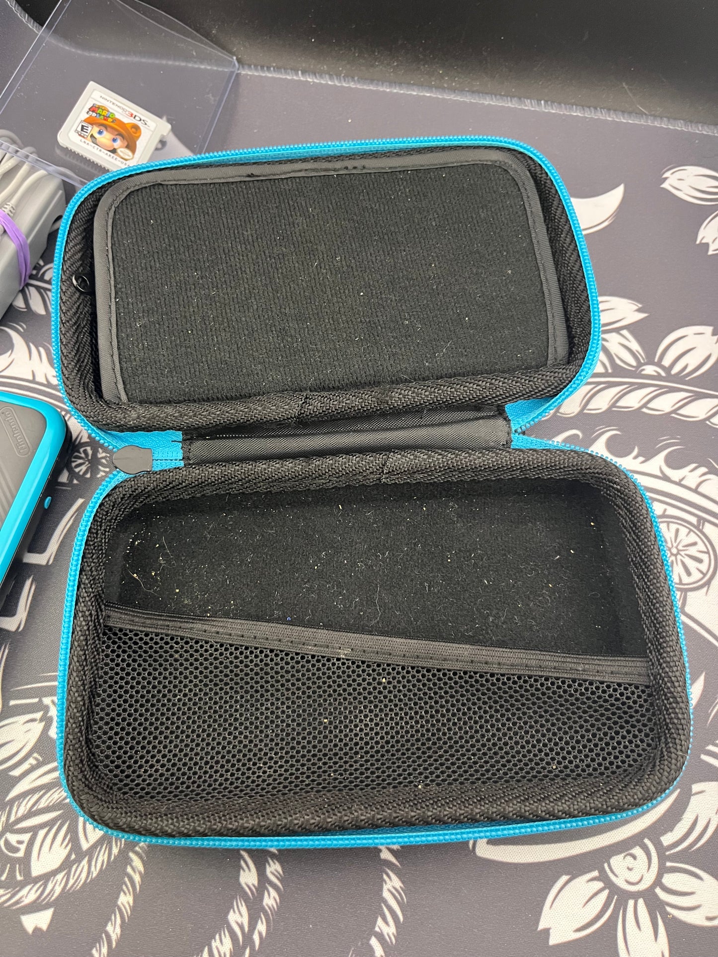 Turquoise Nintendo 2DS XL + travel case + one game
