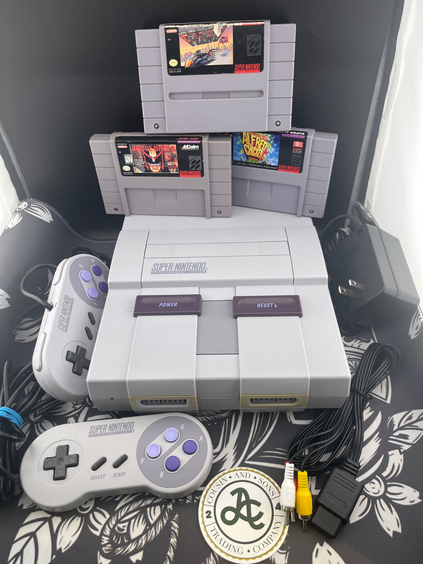 Super Nintendo SNES Base Console + 2 controllers, wires + 3 games