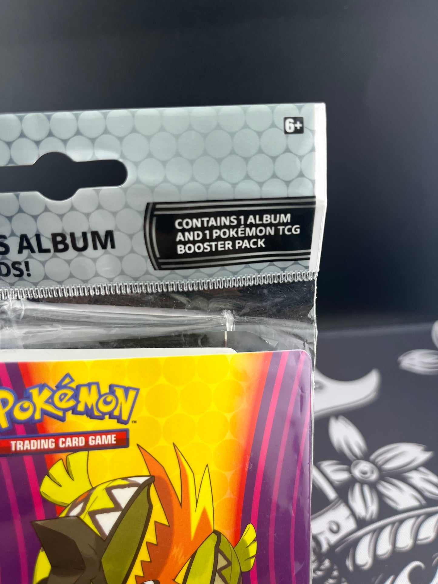 Collector’s album (mini binder plus 1 booster pack)