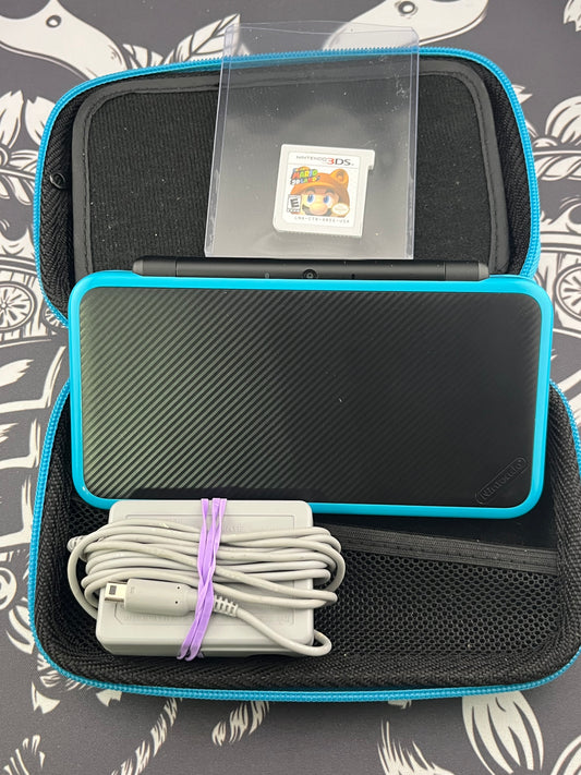 Turquoise Nintendo 2DS XL + travel case + one game