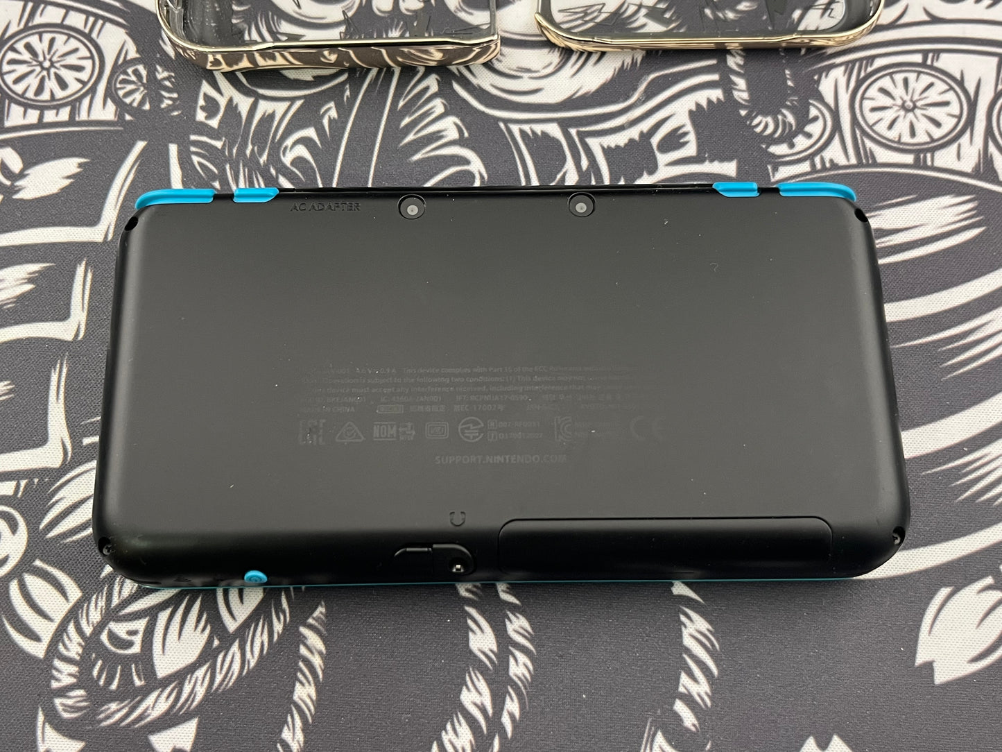 Pikachu Shell Turquoise Nintendo 2DS Xl + 1 Game