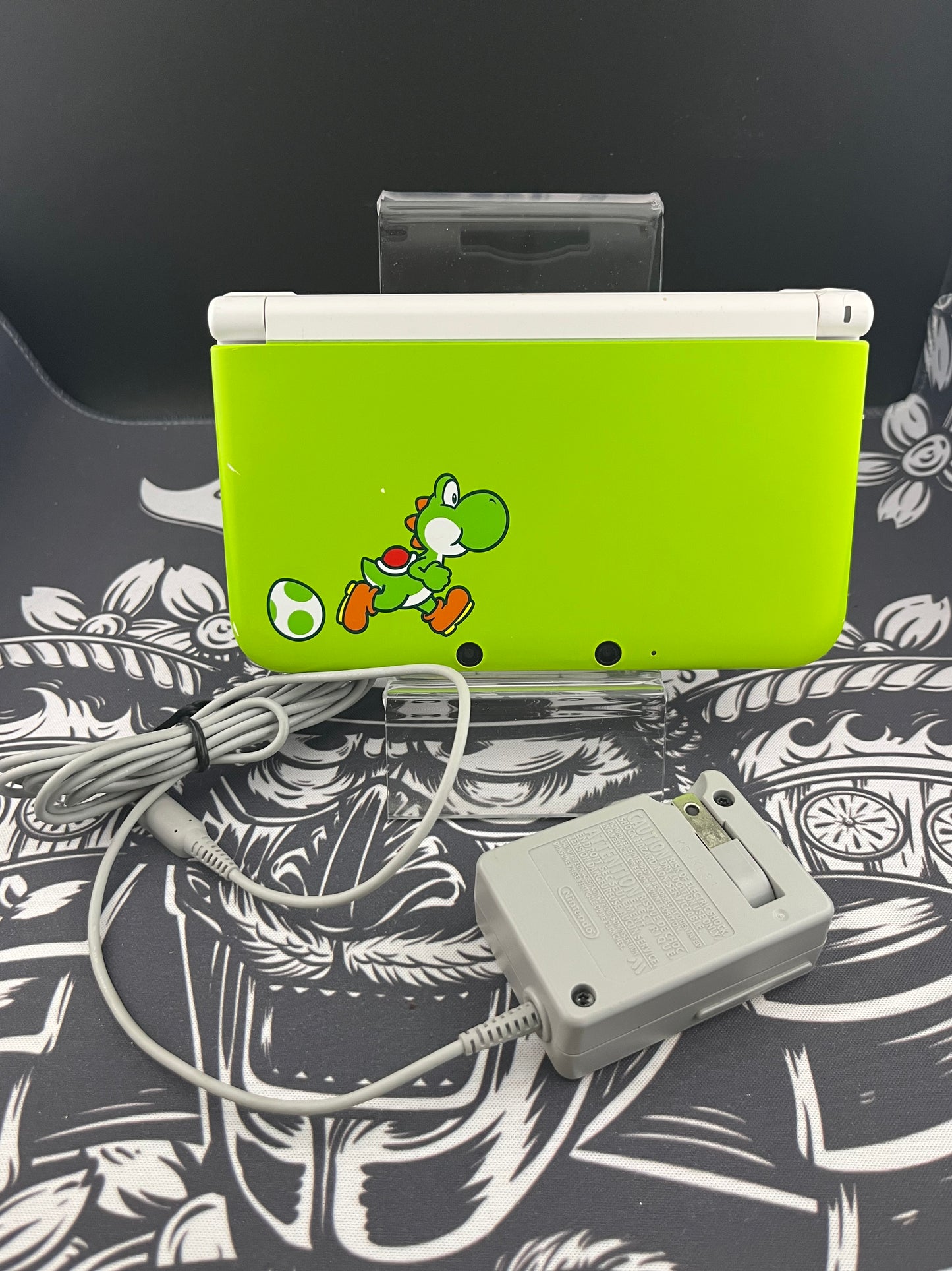 Nintendo 3DS XL Yoshi Special Edition Green White Handheld Console w/ Charger (small hinge crack)