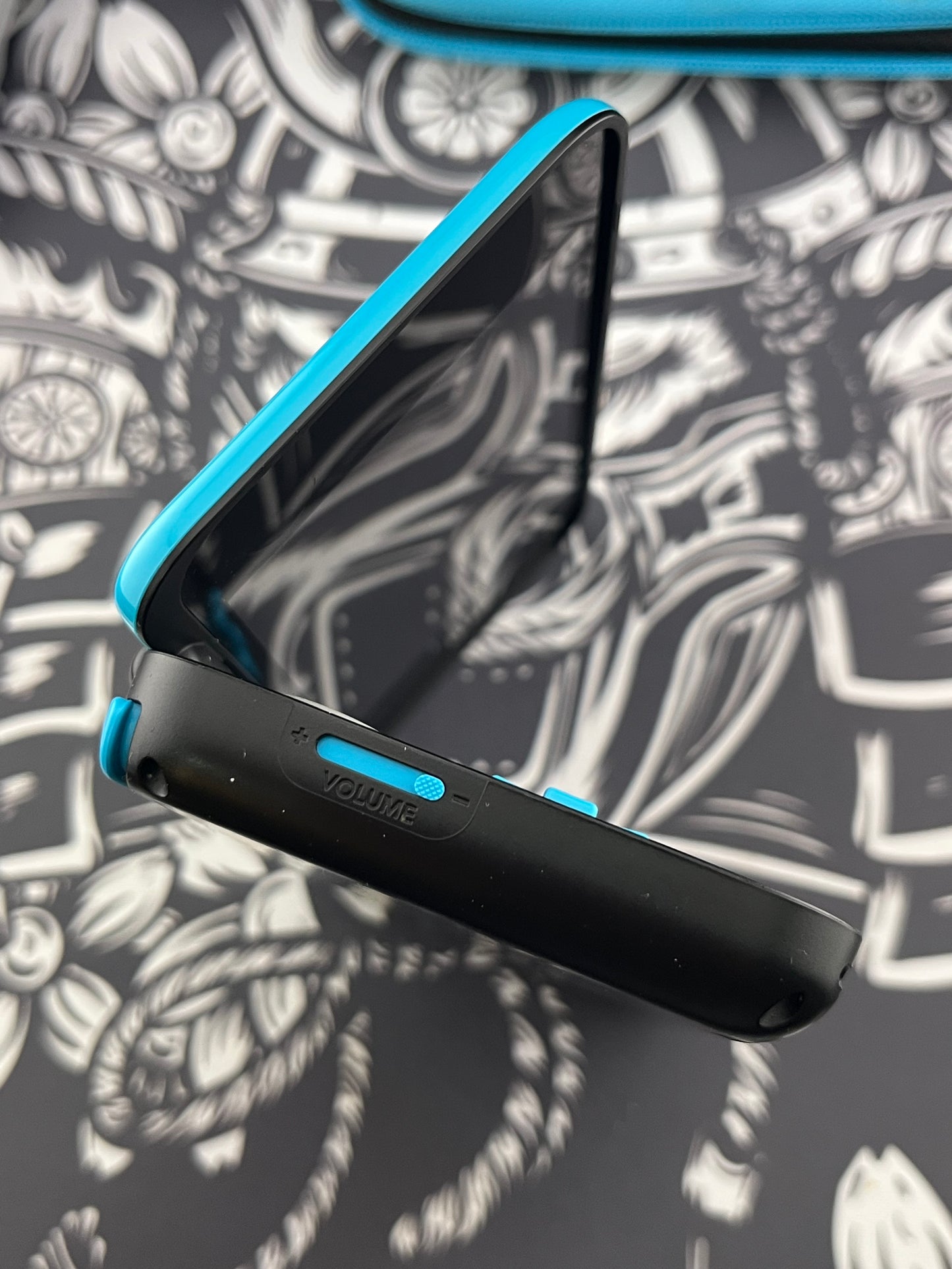 Turquoise Nintendo 2DS XL + travel case + one game