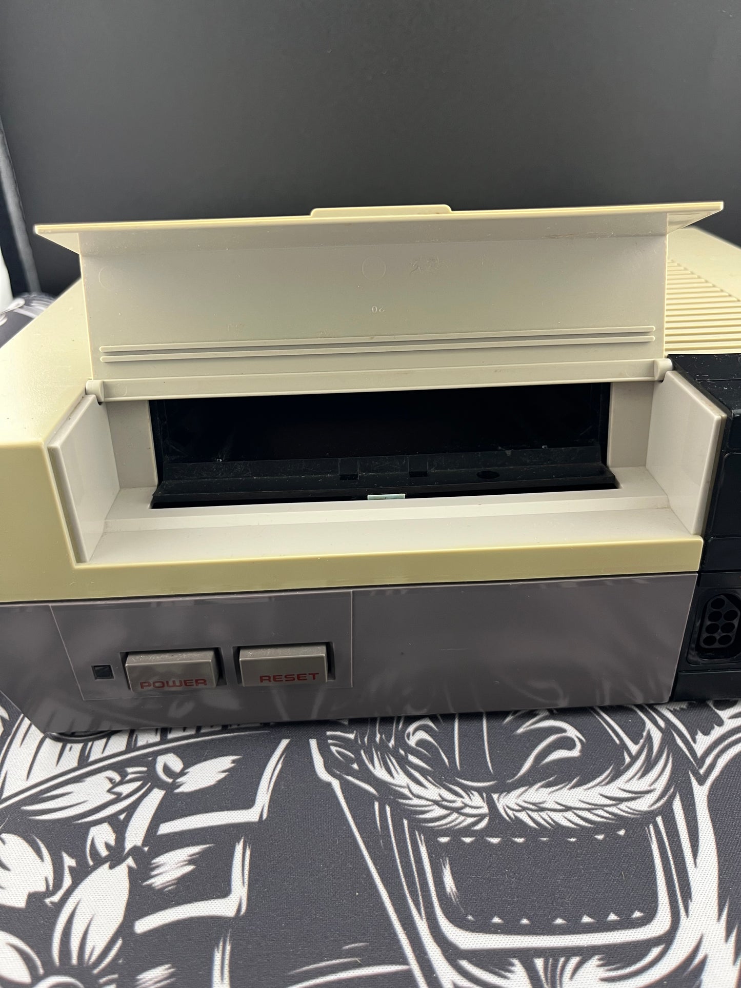 Nintendo Entertainment System NES NES-001 Console - cables + 2 controllers