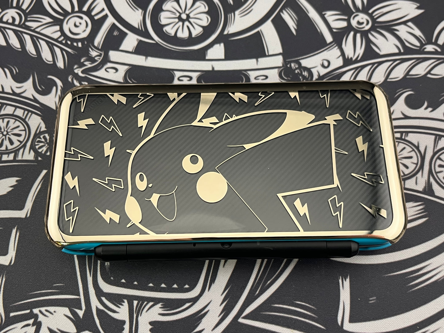 Pikachu Shell Turquoise Nintendo 2DS Xl + 1 Game
