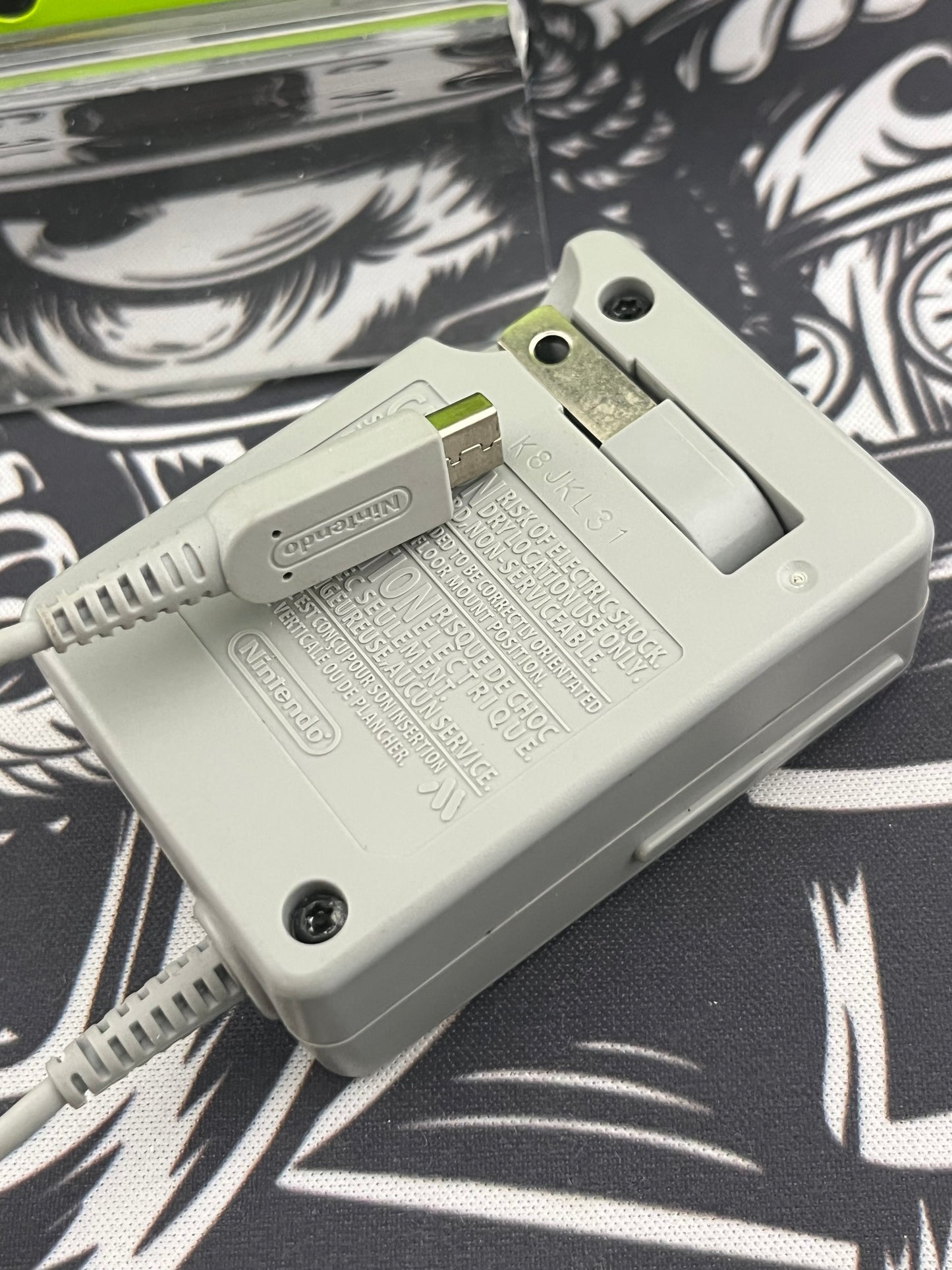 Nintendo 3DS XL Yoshi Special Edition Green White Handheld Console w/ Charger (small hinge crack)