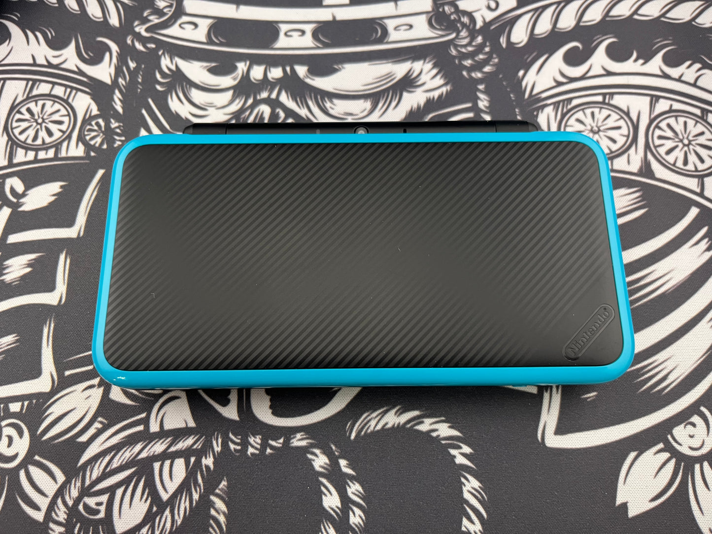 Turquoise Nintendo 2DS XL + travel case + one game