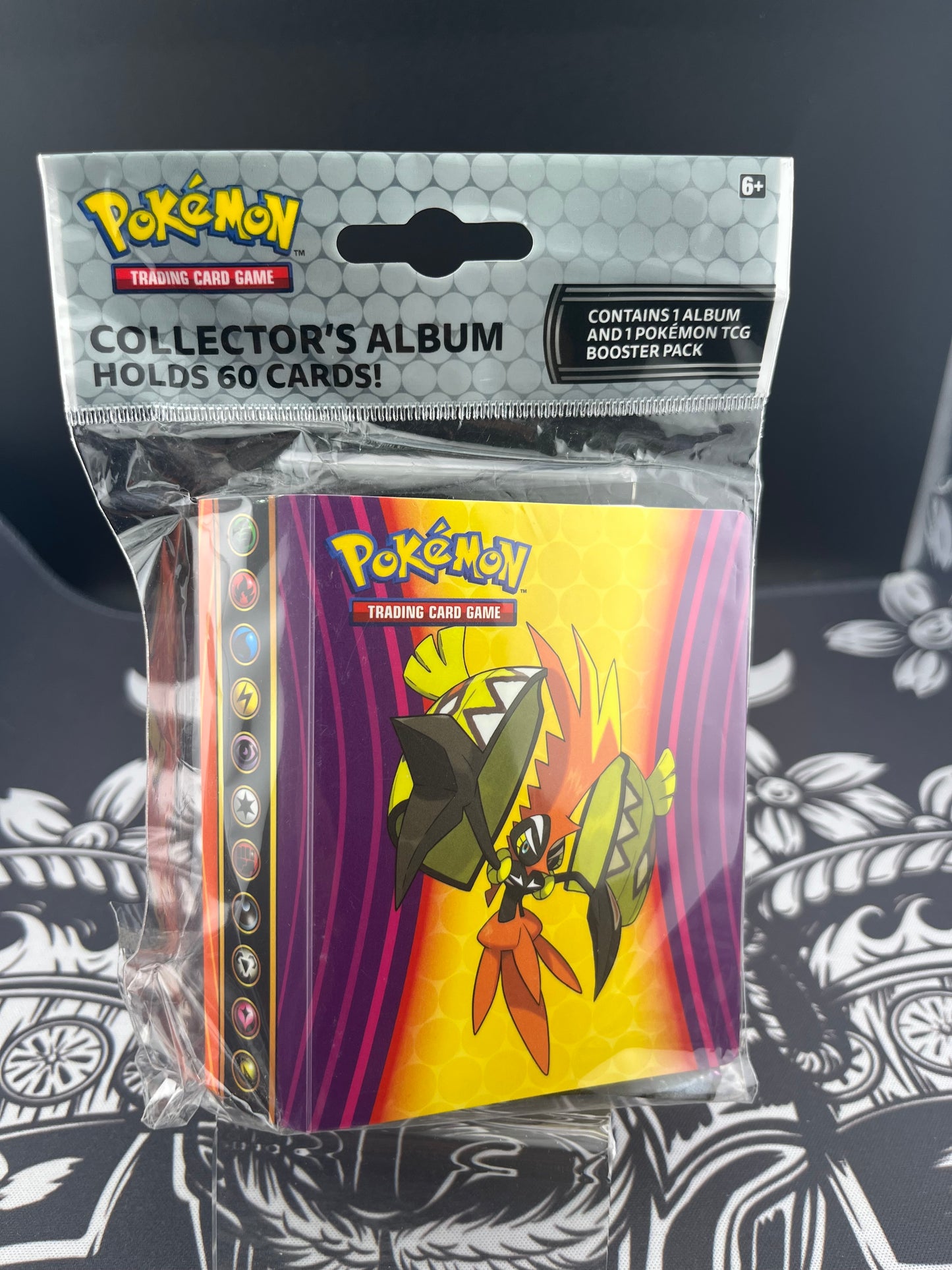 Collector’s album (mini binder plus 1 booster pack)