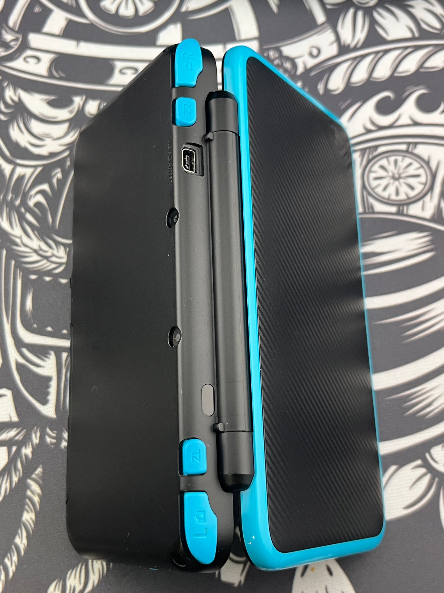 Turquoise Nintendo 2DS XL + travel case + one game