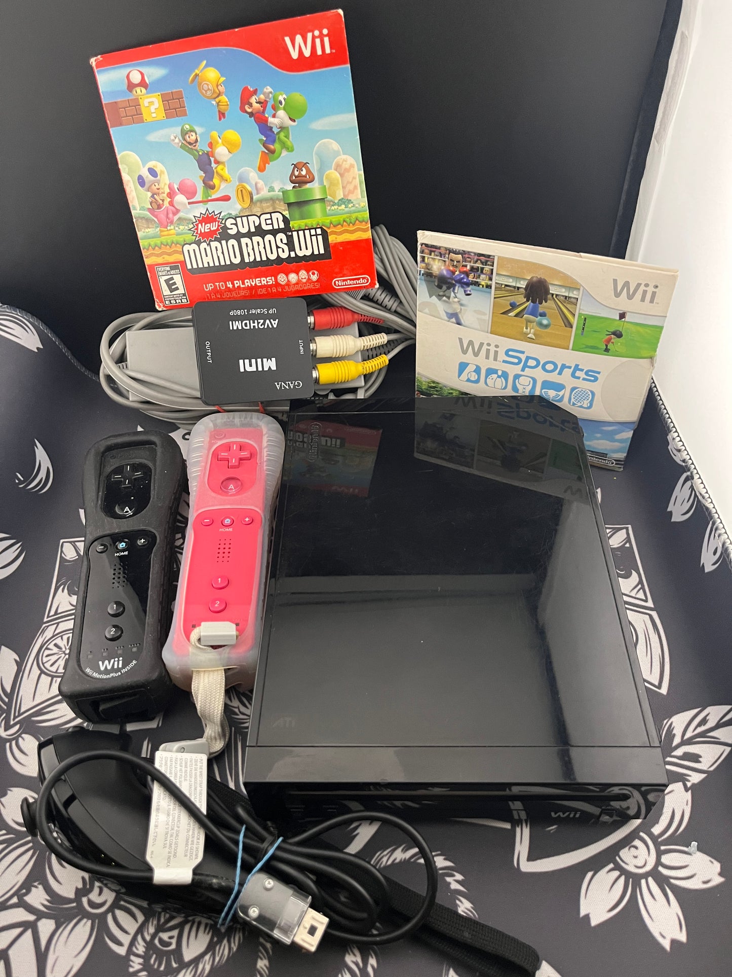 Nintendo Wii RVL-101 USA Black +2  Controllers + 2 Games