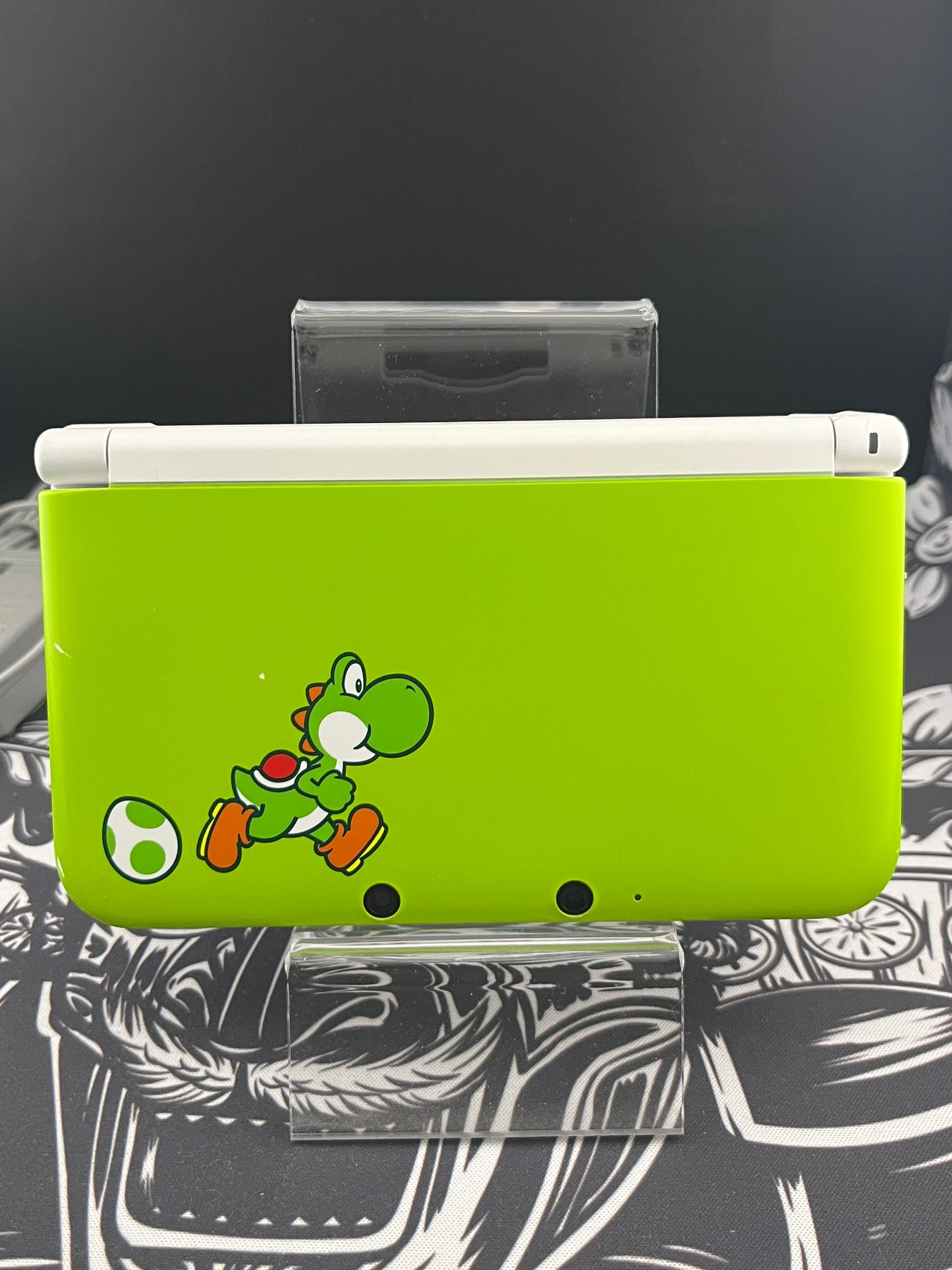 Nintendo 3DS XL Yoshi Special Edition Green White Handheld Console w/ Charger (small hinge crack)