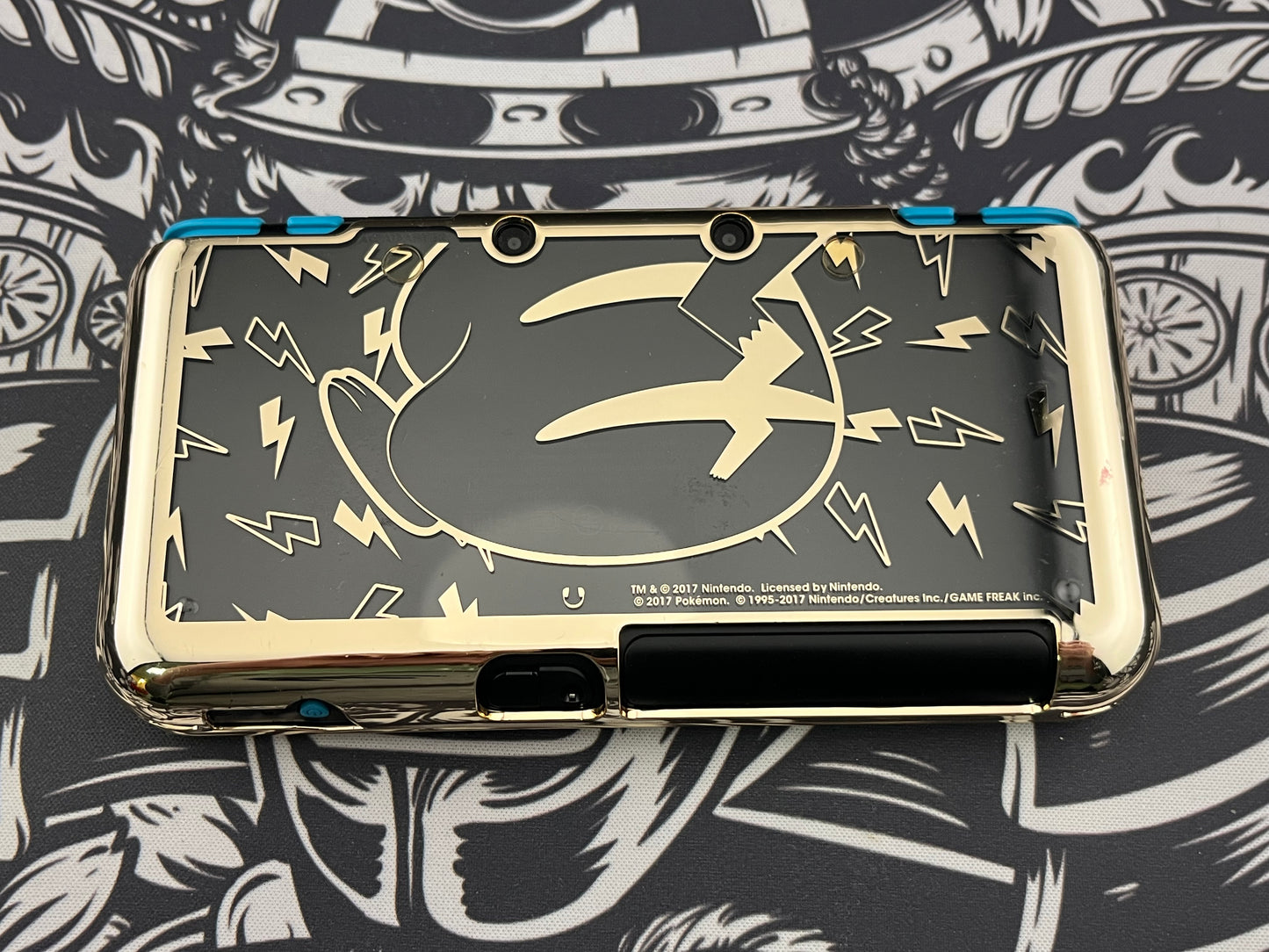 Pikachu Shell Turquoise Nintendo 2DS Xl + 1 Game