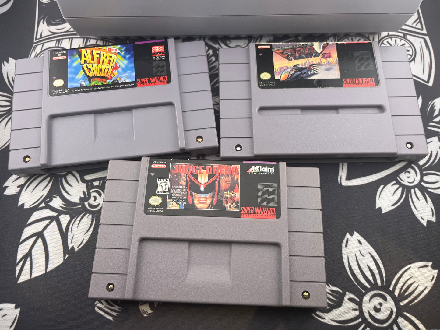 Super Nintendo SNES Base Console + 2 controllers, wires + 3 games