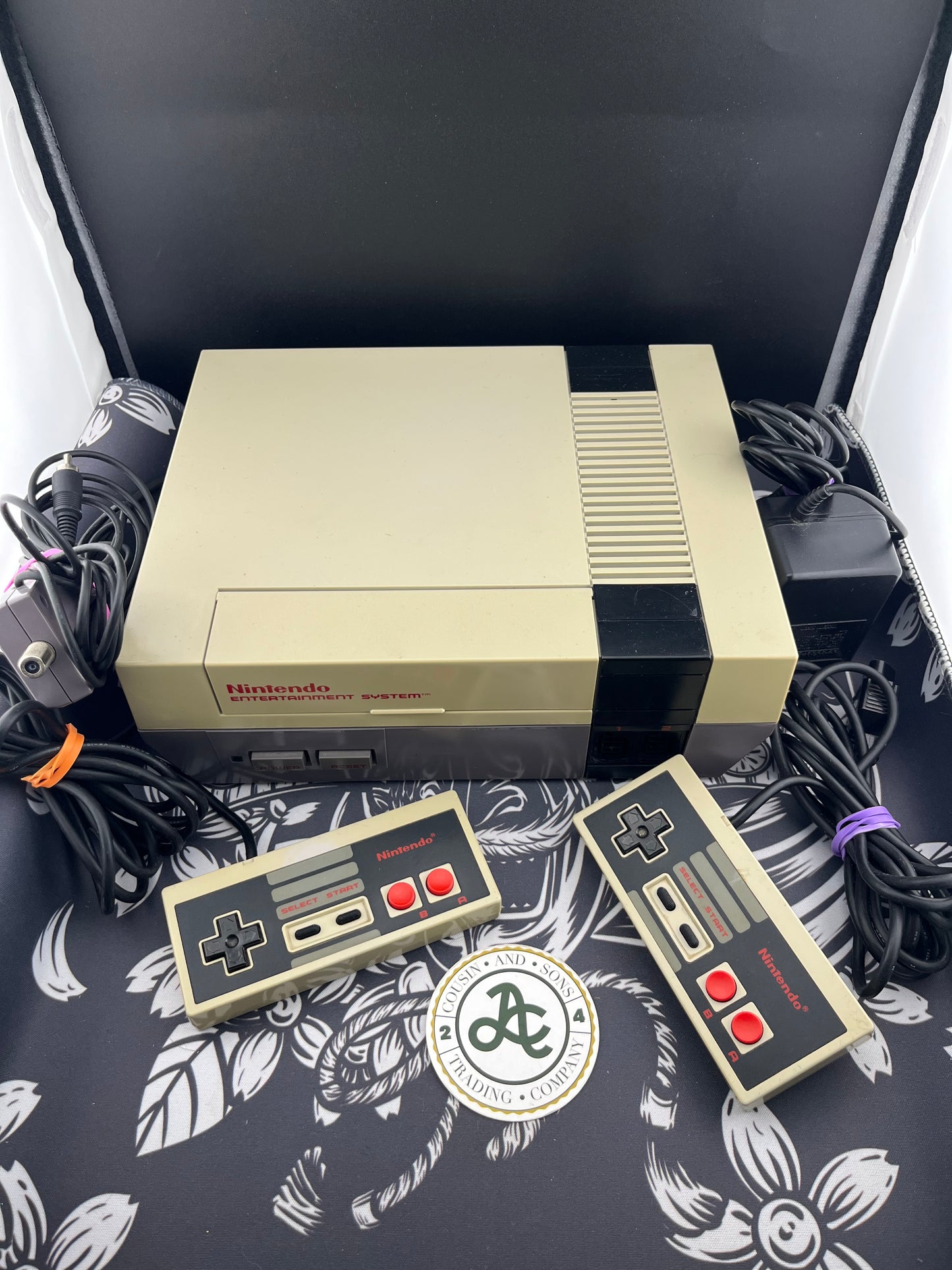 Nintendo Entertainment System NES NES-001 Console - cables + 2 controllers