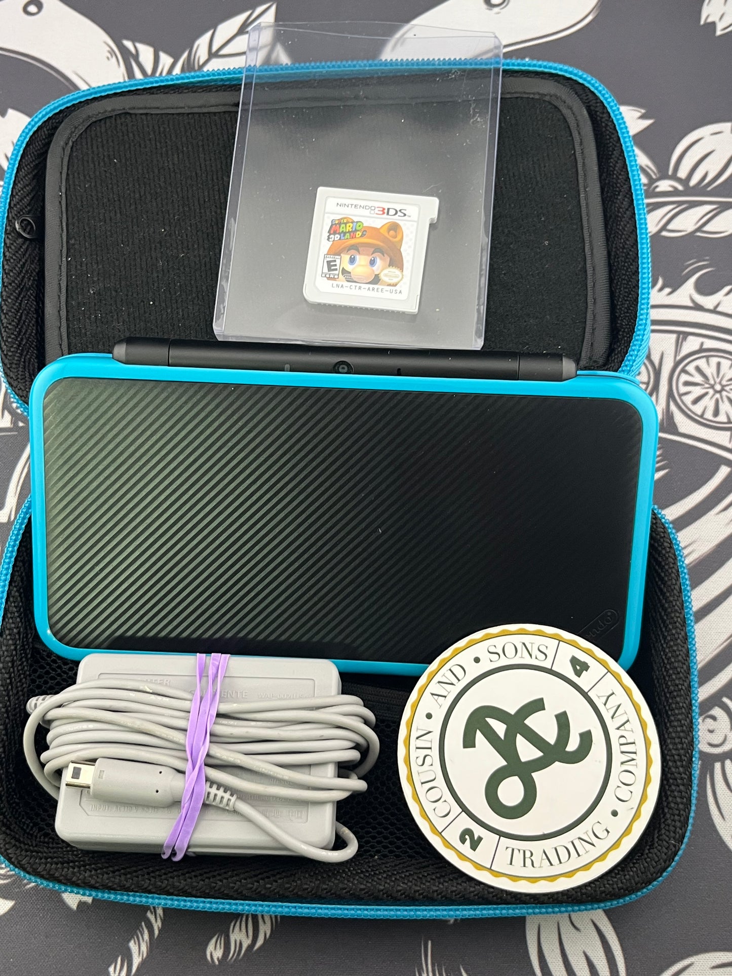 Turquoise Nintendo 2DS XL + travel case + one game