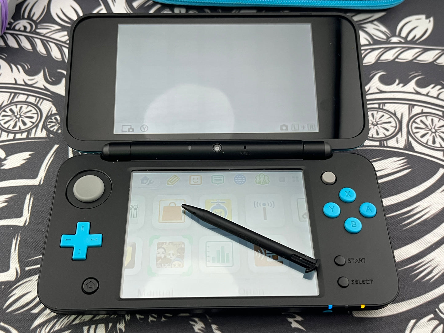 Turquoise Nintendo 2DS XL + travel case + one game