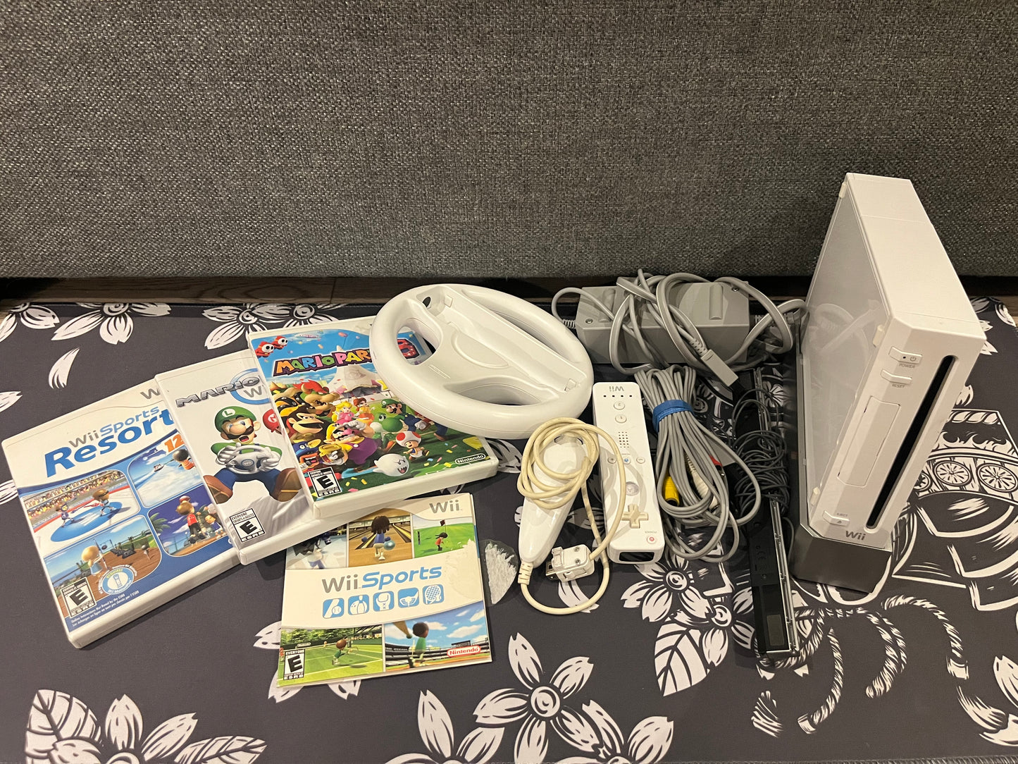 White Wii with 4 games